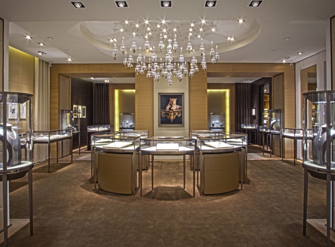 Cartier dubai сайт. Ювелирный бутик Cartier. Cartier Boutique Interior. Ювелирный салон Картье. Люксовые украшения ювелирные.